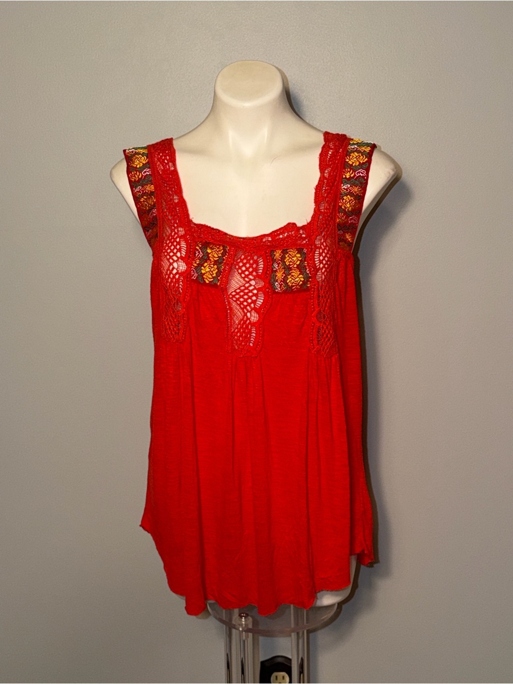 Free People Ladies Crocheted Lace Embroidered Tank top. Medium.